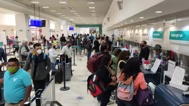 El vuelo 448 de Volaris debió llegar a las 04:50 horas y se espera aterricé en Mérida a las 09:30 horas, según lo programado hasta el momento
