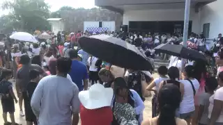 Cientos de personas se reunieron en el planetario de Cancún