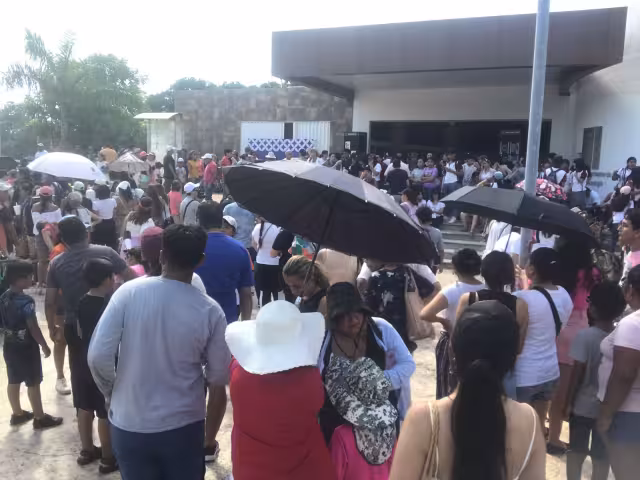 Cientos de personas se reunieron en el planetario de Cancún