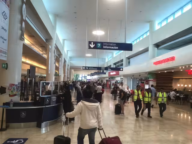 Los vuelos en el aeropuerto de Cancún registran buena afluencia este viernes