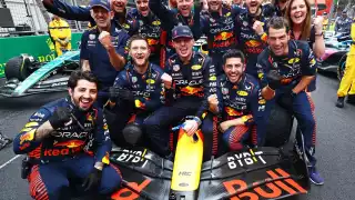 Max Verstappen lidera ahora con 144 puntos, 39 más que Sergio Pérez