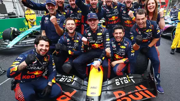 Max Verstappen lidera ahora con 144 puntos, 39 más que Sergio Pérez