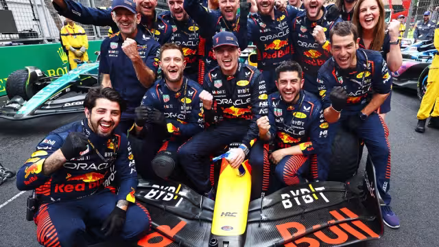 Max Verstappen lidera ahora con 144 puntos, 39 más que Sergio Pérez