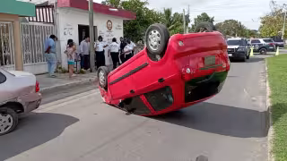 El conductor del vehículo volcado fue detenido por vecinos cuando trataba de escapar tras el accidente en Chetumal