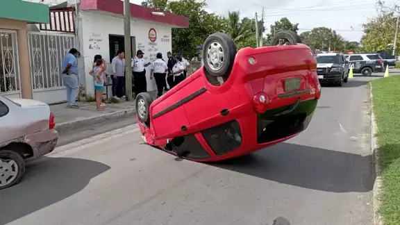 El conductor del vehículo volcado fue detenido por vecinos cuando trataba de escapar tras el accidente en Chetumal El conductor del vehículo volcado fue detenido por vecinos cuando trataba de escapar tras el accidente en Chetumal