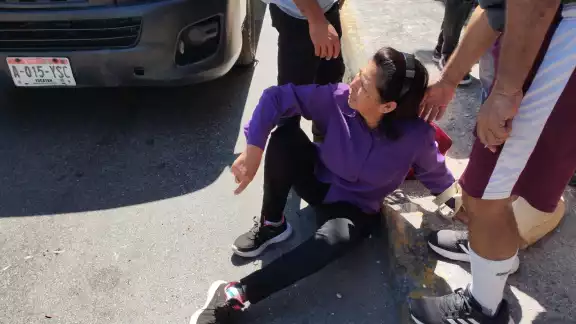La mujer presentó un golpe en la cadera tras caer de la motocicleta La mujer presentó un golpe en la cadera tras caer de la motocicleta