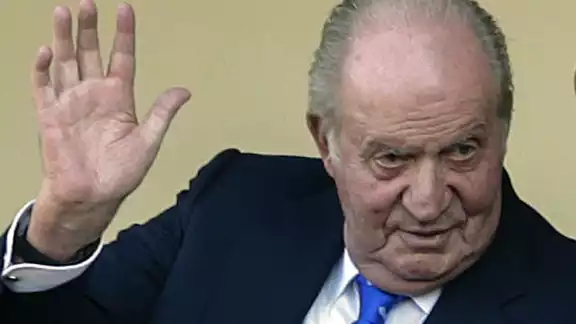 El rey Juan Carlos I de España se irá a vivir fuera de su país (AP)