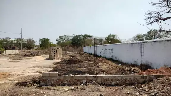 Sólo se levantaron muros en la segunda etapa del cementerio, dejando los materiales sin usar Sólo se levantaron muros en la segunda etapa del cementerio, dejando los materiales sin usar