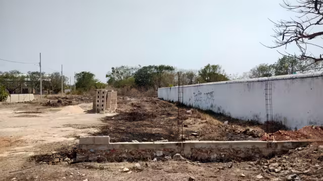 Sólo se levantaron muros en la segunda etapa del cementerio, dejando los materiales sin usar