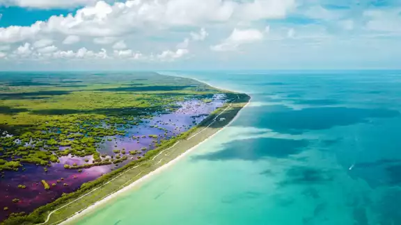 Sisal es uno de los Pueblos Mágicos que existen en México, entre los que se incluye Bacalar, en Quintana Roo Sisal es uno de los Pueblos Mágicos que existen en México, entre los que se incluye Bacalar, en Quintana Roo