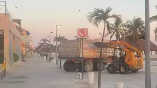 Ambientalistas se manifestaron molestos “pues los camiones pueden dañar los nidos de las tortugas”, dijeron