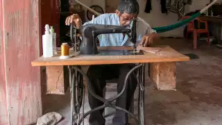 “Don Pruden” se trasladó hasta Ticul para aprender el oficio de talabartero, el cual lleva desempeñando por 40 años y con el que ha mantenido a su familia