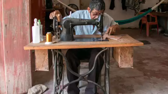 “Don Pruden” se trasladó hasta Ticul para aprender el oficio de talabartero, el cual lleva desempeñando por 40 años y con el que ha mantenido a su familia “Don Pruden” se trasladó hasta Ticul para aprender el oficio de talabartero, el cual lleva desempeñando por 40 años y con el que ha mantenido a su familia