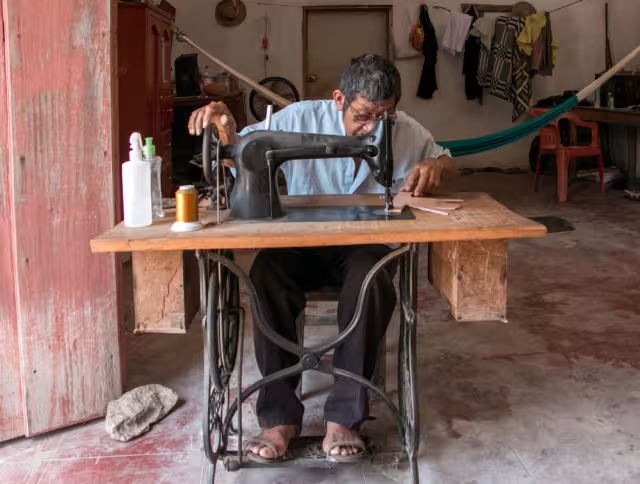 “Don Pruden” se trasladó hasta Ticul para aprender el oficio de talabartero, el cual lleva desempeñando por 40 años y con el que ha mantenido a su familia