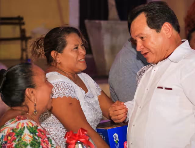 El Delegado del Gobierno federal entonó una canción para conmemorar el 10 de mayo