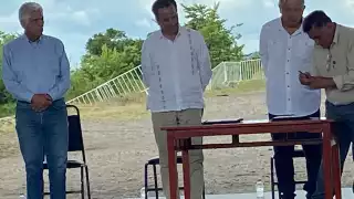 AMLO firma acuerdo  en beneficio de pobladores de Paso Largo, en Veracruz.