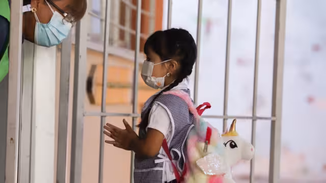 El modelo híbrido también llamado semipresencial, se refiere a un programa educativo formal