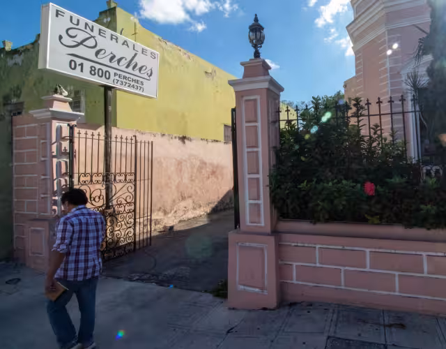 Las instalaciones y los servicios de las empresas dedicadas a los sepelios tienen que estar disponibles las 24 horas del día todo el año, sin ninguna excepción