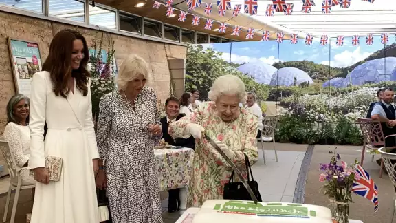 La monarca se ve acompañada de la duquesa de Cambridge Kate Kate Middleton y la primera dama de Estados Unidos Jill Biden
