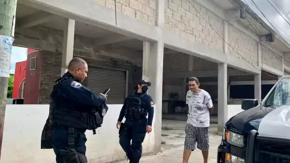Elementos policiacos de Cancún trataron de localizar al agresor del señor de más de 60 años, pero no lograron detenerlo