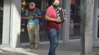 Los cubrebocas se están vendiendo por cajas completas, dicen