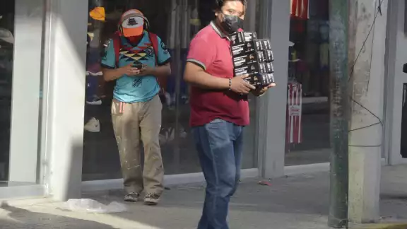 Los cubrebocas se están vendiendo por cajas completas, dicen Los cubrebocas se están vendiendo por cajas completas, dicen