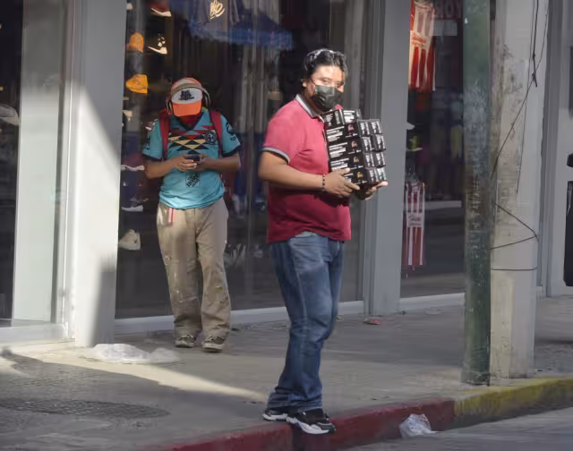 Los cubrebocas se están vendiendo por cajas completas, dicen