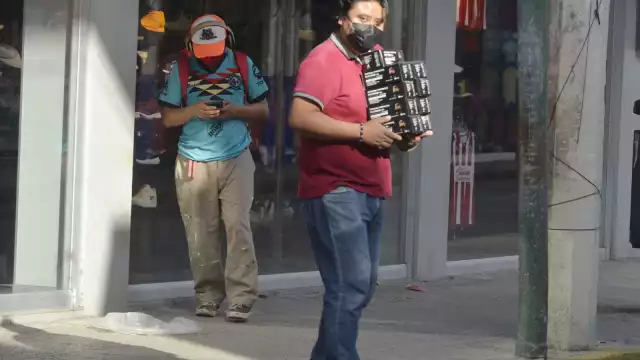 Los cubrebocas se están vendiendo por cajas completas, dicen
