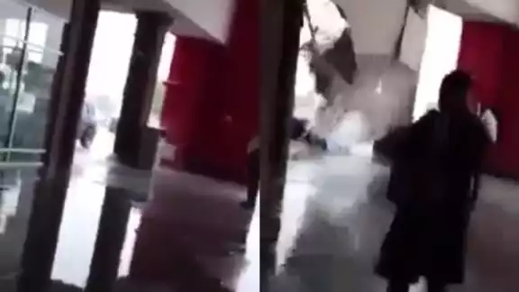 El techo de la plaza, la cual está hecho con plafones de tabla roca, se humedeció y colapsó El techo de la plaza, la cual está hecho con plafones de tabla roca, se humedeció y colapsó