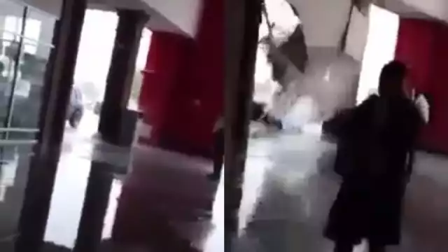 El techo de la plaza, la cual está hecho con plafones de tabla roca, se humedeció y colapsó