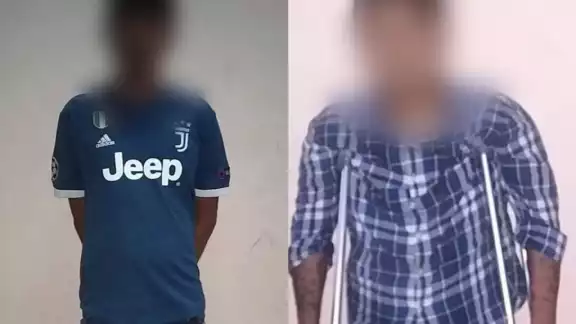 La policía aseguró y revisó a los jóvenes y le encontraron a cada uno grapas de cocaína La policía aseguró y revisó a los jóvenes y le encontraron a cada uno grapas de cocaína
