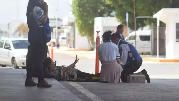La mujer tuvo que cancelar su viaje para ser trasladada al hospital La mujer tuvo que cancelar su viaje para ser trasladada al hospital