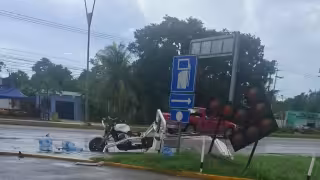 Repartidor de agua resulta gravemente lesionado en accidente vial en la avenida López Portillo de Cancún
