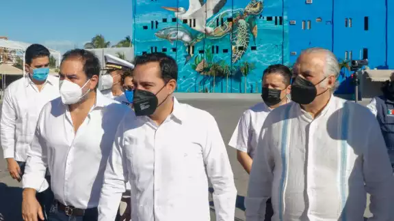 "Puerta Progreso” sobresale a un costado de la entrada del Muelle Fiscal de la calle 82