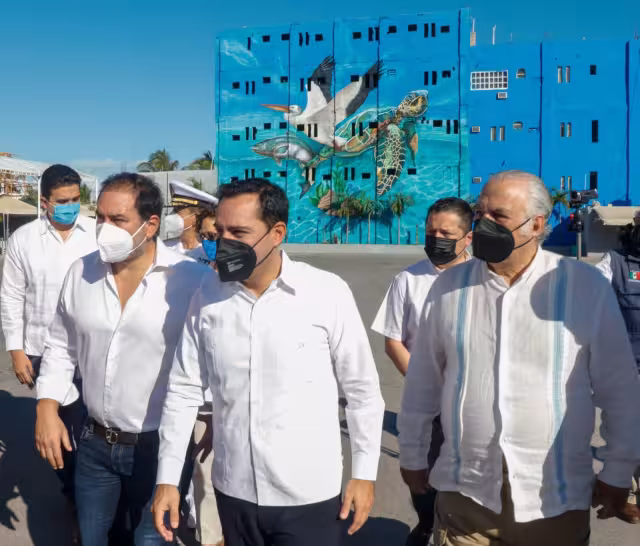 "Puerta Progreso” sobresale a un costado de la entrada del Muelle Fiscal de la calle 82