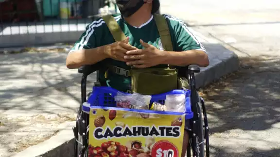 Al terminar su labor regresa a su casa en taxi, porque los metales de la silla se calientan y eso hace más difícil su traslado Al terminar su labor regresa a su casa en taxi, porque los metales de la silla se calientan y eso hace más difícil su traslado