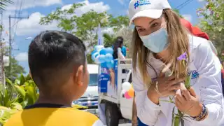 Cecilia Patrón obsequió a los niños dulces y golosinas en Chablekal