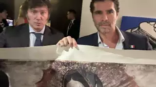 Eduardo Verástegui regala virgen de Guadalupe a Javier Milei