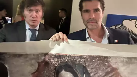 Eduardo Verástegui regala virgen de Guadalupe a Javier Milei Eduardo Verástegui regala virgen de Guadalupe a Javier Milei