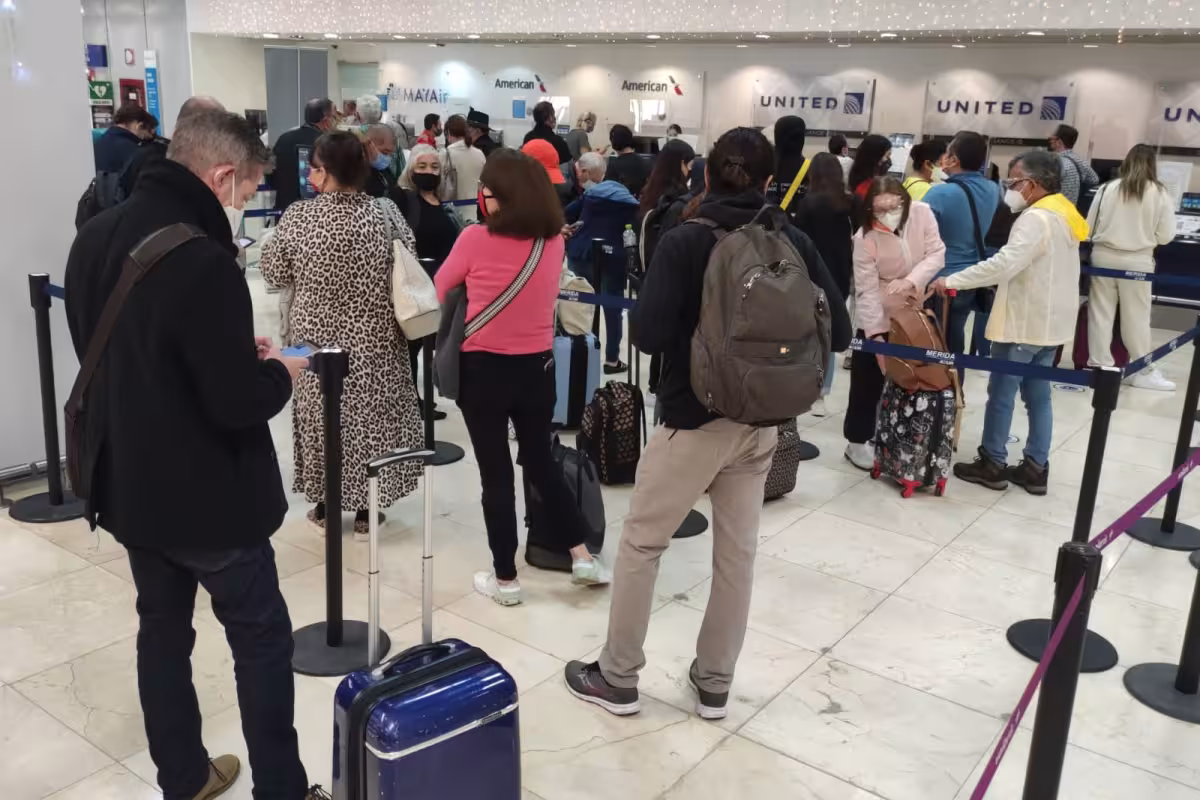 Daño en avión deja a 100 pasajeros varados en el aeropuerto de Mérida ...