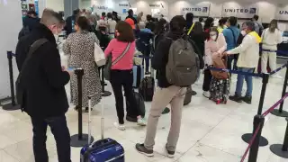 Los pasajeros fueron enviados al mostrador de la compañía aérea para continuar con los trámites correspondientes, toda vez que 80 por ciento de los usuarios tenían diferentes conexiones