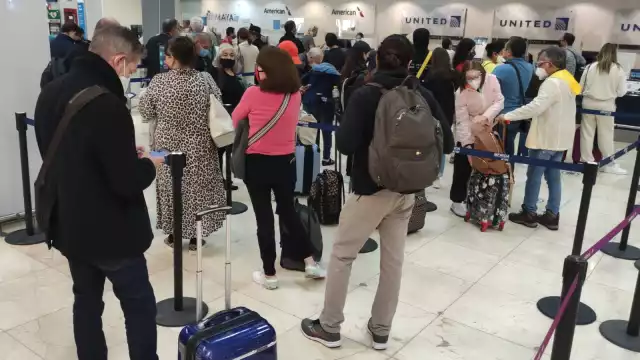 Los pasajeros fueron enviados al mostrador de la compañía aérea para continuar con los trámites correspondientes, toda vez que 80 por ciento de los usuarios tenían diferentes conexiones