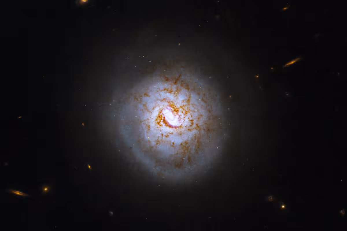 Hubble de la NASA capta imagen de galaxia con forma de pelota de ...