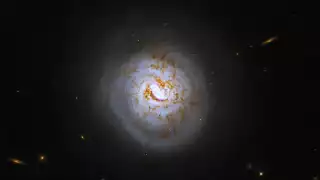 Hubble de la NASA capta galaxia que parece una pelota de beisbol