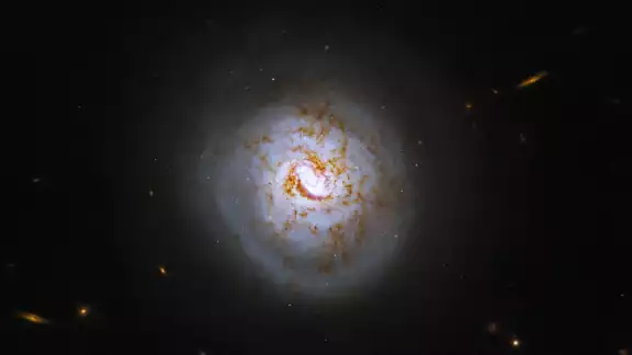 Hubble de la NASA capta galaxia que parece una pelota de beisbol Hubble de la NASA capta galaxia que parece una pelota de beisbol