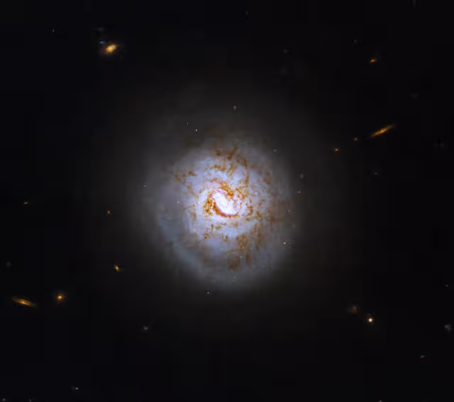 Hubble de la NASA capta galaxia que parece una pelota de beisbol