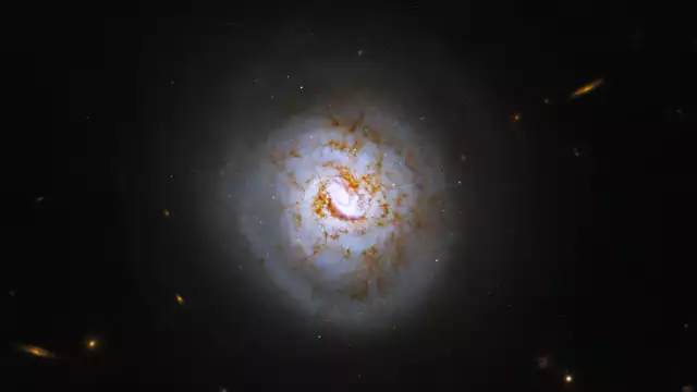 Hubble de la NASA capta galaxia que parece una pelota de beisbol