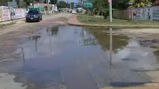 El cruzamiento de la calle 26x21 y 23 colonia Miraflores se encuentra inundado, pero los vecinos señalan que es por las lluvias