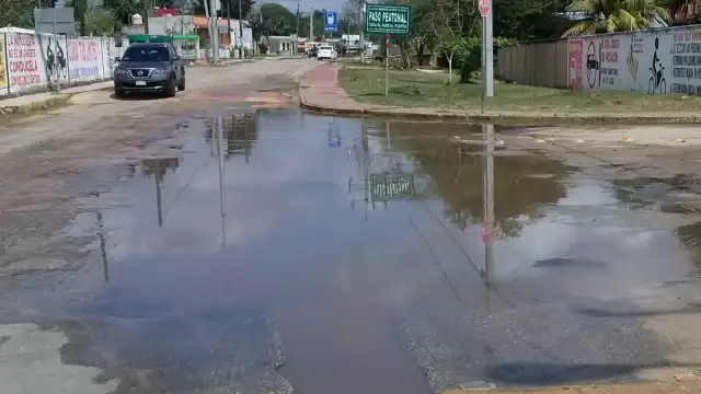 El cruzamiento de la calle 26x21 y 23 colonia Miraflores se encuentra inundado, pero los vecinos señalan que es por las lluvias