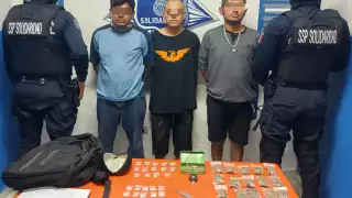 Se les encontró entre sus pertenencias 15 bolsas con vegetal verde similar a la marihuana